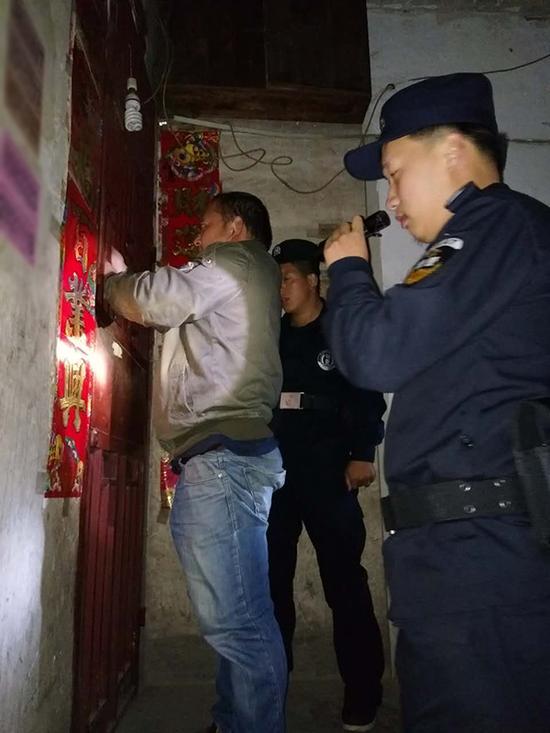 林芝地区粗心妈妈误将幼女锁家中 民警全城寻开锁师傅开门